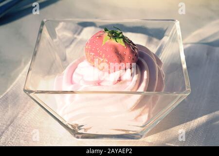 Dessert: Zarte Sahne Souffle und reife Erdbeeren. Stockfoto