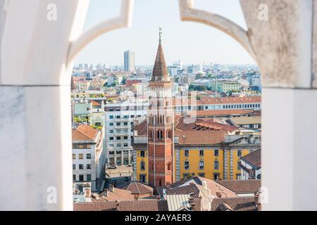 Blick auf den Turm von San Gottardo vom Dach des Mailänder Duomo Stockfoto