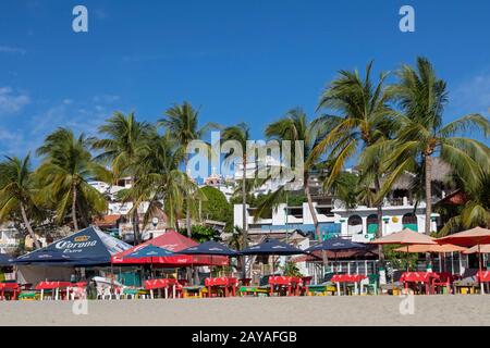 Puerto Escondido, Oaxaca, Mexiko - Der Playa Principal oder der Hauptstrand am Pazifischen Ozean. Stockfoto