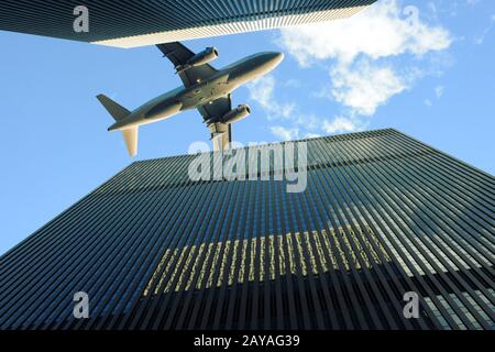 Flugzeug fliegt über Skyscrapper. Transport Stockfoto