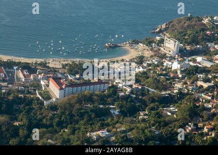 Puerto Escondido, Oaxaca, Mexiko - Der Playa Principal oder der Hauptstrand am Pazifischen Ozean. Stockfoto