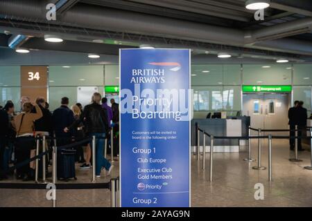 London, Großbritannien - Februar 2020: Flugsteig der British Airways und Passagiere, die auf dem Flughafen London-Heathrow warten. Stockfoto