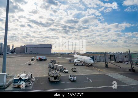 Tokio, Japan - Februar 2020: Tokyo Haneda International Airport Runway. Der Flughafen Tokyo Haneda ist einer der meistfrequentierten Flughäfen der Welt. Stockfoto