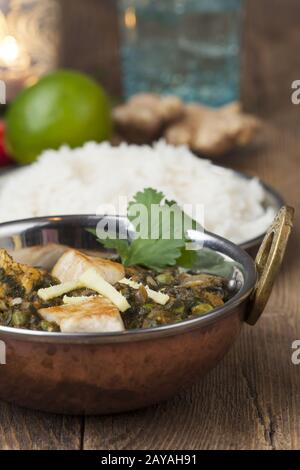 Indischer Murg Palak mit Reis Stockfoto