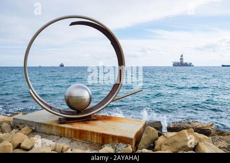 Tiefkühlwellenbildhauerei im Molos Park an der Limassol Promenade, Zypern. Stockfoto