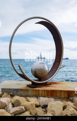 Tiefkühlwellenbildhauerei im Molos Park an der Limassol Promenade, Zypern. Stockfoto