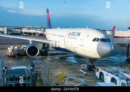 London, Großbritannien - Februar 2020: Flugzeuge der Delta Air Lines auf der Landebahn des Flughafens London-Heathrow. Delta ist eine der großen Fluggesellschaften der USA Stockfoto