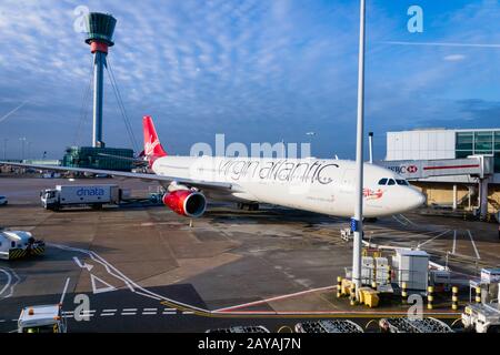 London, Großbritannien - Februar 2020: Virgin Atlantic Aircraft auf der Startbahn des Flughafens London-Heathrow. Stockfoto