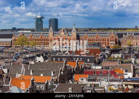 AMSTERDAM NIEDERLANDE - 25. APRIL 2017: Zentralbezirk am 25. April 2017 in Amsterdam Niederlande Stockfoto