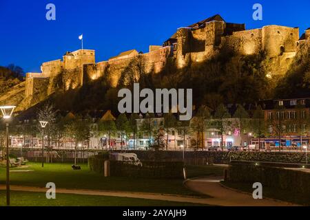 BOUILLON, BELGIEN - 19. APRIL 2017: Dorf und Schloss am 19. April 2017 in Bouillon Belgien Stockfoto