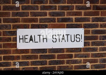 Textintegrität beim Schreiben von Wörtern. Geschäftskonzept für den Gesundheitszustand eines demonstrierenden oder einer Bevölkerung bewertet. Stockfoto