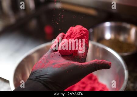 Thema Kochen Schokolade Trüffel. Nahhand Junge kaukasische Frau und Mann kochen mit Tattoo und in Uniform, macht RO Stockfoto