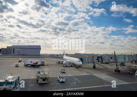 Tokio, Japan - Februar 2020: Tokyo Haneda International Airport Runway. Der Flughafen Tokyo Haneda ist einer der meistfrequentierten Flughäfen der Welt. Stockfoto