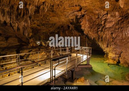 Gyokusendo Tropfsteinhöhle in Insel Okinawa, Japan. Die Höhle wurde vor ca. 300.000 Jahren gebildet und hat 5000 Meter lange Stockfoto