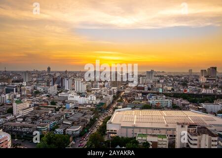 Blick auf die Innenstadt von Bangkok Stadtbild von Drone, der Hauptstadt von Thailand, Sonnenuntergang Stockfoto