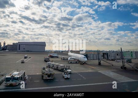 Tokio, Japan - Februar 2020: Tokyo Haneda International Airport Runway. Der Flughafen Tokyo Haneda ist einer der meistfrequentierten Flughäfen der Welt. Stockfoto