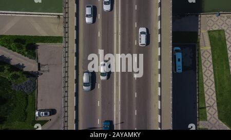 Drone's Eye View - Drone-Down-Ansicht von oben über dem städtischen Stau mit Autos und LKW auf Brücke Stockfoto