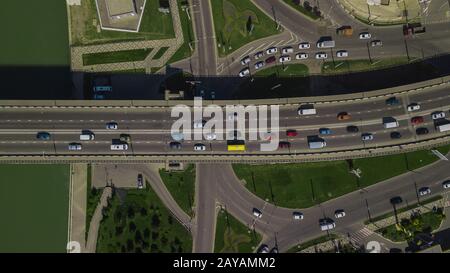 Drone's Eye View - Drone-Down-Ansicht des städtischen Staus auf der Brücke Stockfoto