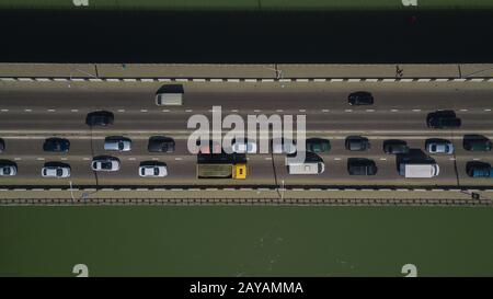 Drone's Eye View - Drone-Down-Ansicht des städtischen Staus auf der Brücke Stockfoto