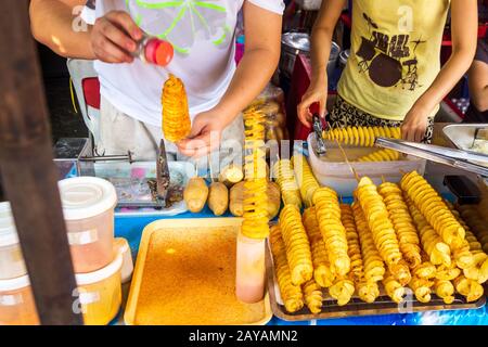 Zubereitung von Spiralkartoffelchips auf Bangkok Open Market, Thailand Stockfoto