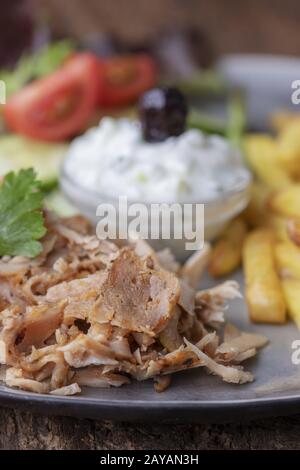 Griechische Gyros mit Tzaziki und Chips Stockfoto