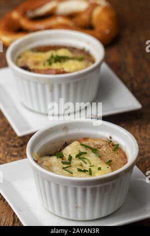 Französische Zwiebelsuppe auf Holz Stockfoto