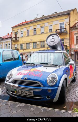 Uzhhorod, Ukraine - 14 Jul, 2013: Red Bull Mini Cooper Werbung Auto mit einem energy drink hinter. fancy Car Tuning für die Förderung verwendet. nasse Werbe Stockfoto