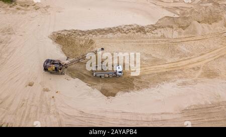 Draufsicht über Bagger, die auf der Baustelle arbeiten. Stockfoto