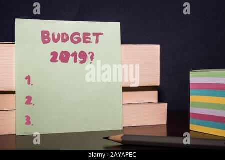 Konzeptionelle Handschreiben mit der Haushaltsfrage 2019. Geschäftsfoto mit Schätzung der Einnahmen und Ausgaben für das nächste Jahr Stockfoto