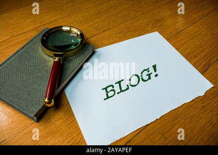 Textzeichen, das Blog anzeigt. Konzeptionelles Foto regelmäßig aktualisierte Webseite, die von einzelnen Personen oder Gruppen betrieben wird, schließen sich elektronischen Devics an Stockfoto