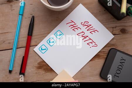 Hinweis zum Speichern der Datumsfrage wird geschrieben. Geschäftsfoto, auf dem jemand gebeten wird, sich an einen bestimmten Tag oder eine bestimmte Zeit zu erinnern Stockfoto