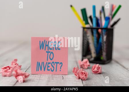 Textzeichen mit der Angabe, wo die Frage investiert werden soll. Konzeptionelles Foto mit der Frage, wo Geld in Finanzsysteme oder Aktien gesteckt werden soll Stockfoto