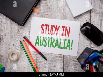 Hinweis zur Studie in Australien. Geschäftsfoto mit der Ausstellung in das Ausland Bestellung vervollständigen Sie Ihr Studium Statio Stockfoto