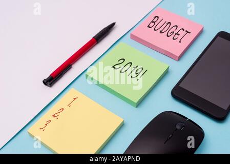 Textbudget 2019 schreiben. Geschäftskonzept zur Einkommens- und Ausgabenschätzung für das laufende Jahr Anweisungspapiere und Stationa Stockfoto