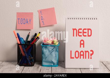 Konzeptionelle Handschreiben, die zeigen, dass eine Kreditfrage erforderlich ist. Geschäftsfoto mit der Frage, dass er Geld brauche, das mit int zurückgezahlt werden soll Stockfoto