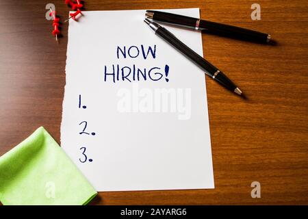 Textzeichen mit der Anzeige der Einstellung. Konzeptionelle Fotos, die eine Bewertung der Arbeitsbeziehungen mit zukünftigen Mitarbeitern machen, machen den stationären PA-Wert aus Stockfoto