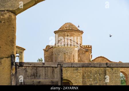 Die aus dem 6. Jahrhundert stammende, byzantinische Klosterkirche Panayia Kanakaria in Lythrangomi, Zypern, mit Tauben, die von ihrer Kuppel abfliegen Stockfoto