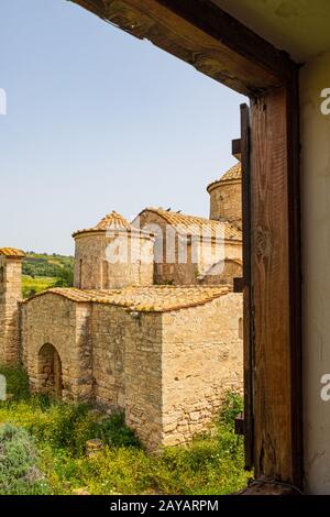 Die aus dem 6. Jahrhundert stammende, byzantinische Klosterkirche von Panayia Kanakaria in Lythrangomi, Zypern, durchschaute ein Klosterfenster Stockfoto