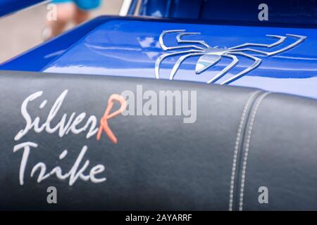 Uzhgorod, Ukraine - Jul 09, 2016: SilberR trike Detailaufnahmen. Schönes, maßgeschneidertes Dreirad Motorrad in blauer Farbe Stockfoto