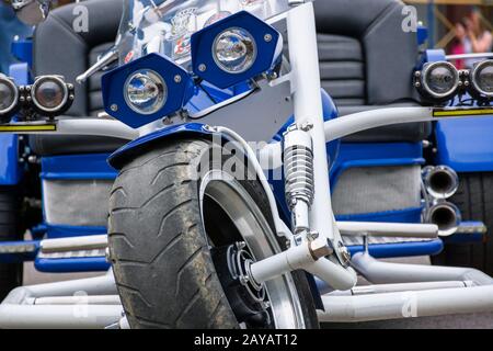 Uzhgorod, Ukraine - Jul 09, 2016: SilberR trike Detailaufnahmen. Schönes, maßgeschneidertes Dreirad Motorrad in blauer Farbe Stockfoto