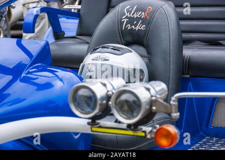 Uzhgorod, Ukraine - Jul 09, 2016: SilberR trike Detailaufnahmen. Schönes, maßgeschneidertes Dreirad Motorrad in blauer Farbe Stockfoto