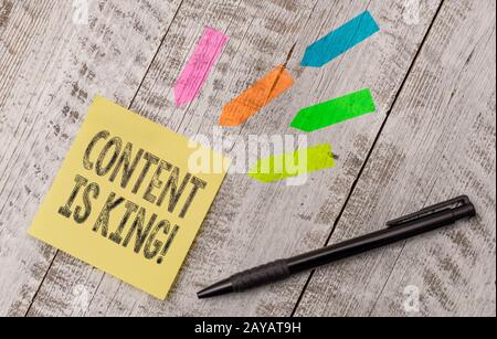Hinweis zum Inhalt ist König. Geschäftsfoto, auf dem Marketing fokussiert wird, um mehr Transparenz zu erzielen, nicht bezahlte Suchergebnisse nicht Stockfoto