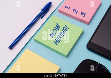 Handschrifterfassung jetzt anstellen. Konzept bedeutet, eine Bewertung der Arbeitsbeziehung mit zukünftigen Mitarbeitern zu finden Notizbücher a Stockfoto