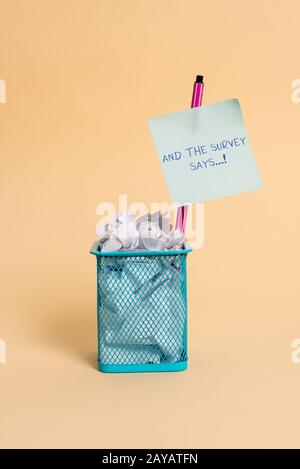 Das Textzeichen wird angezeigt, und die Umfrage sagt. Konzeptionelles Foto: Gesprochene Ergebnisse kurzer Quiz oder Prüfung im Internet. Stockfoto