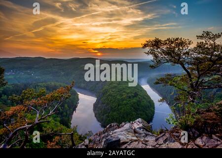 Tschechische Grand Canyon Horseshoe. Berühmter tschechischer Aussichtspunkt Mai in der Nähe von Prag. Die Vltava in Mittelböhmen ist eine Flussmeanderung Stockfoto