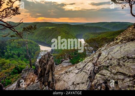 Tschechische Grand Canyon Horseshoe. Berühmter tschechischer Aussichtspunkt Mai in der Nähe von Prag. Die Vltava in Mittelböhmen ist eine Flussmeanderung Stockfoto