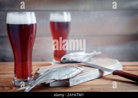 Getrocknete Roach und Bier in große Gläser Stockfoto