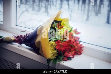 Wunderschöner Blumenstrauß auf der Fensterbank Stockfoto