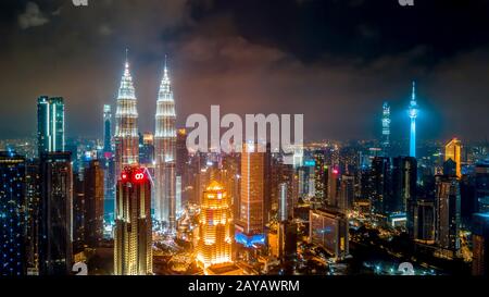 Kuala Lumpur, Malaysia - 28. Dezember 2019: Skyline der Stadt Kuala Lumpur in der Nacht. Petronas Twin Towers mit Blick auf die Nacht. Stockfoto