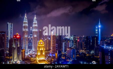 Kuala Lumpur, Malaysia - 28. Dezember 2019: KL Tower und Petronas Twin Towers. Berühmtes Wahrzeichen der Abenddämmerung von Kuala Lumpur. Kuala Lumpur Stadt s Stockfoto